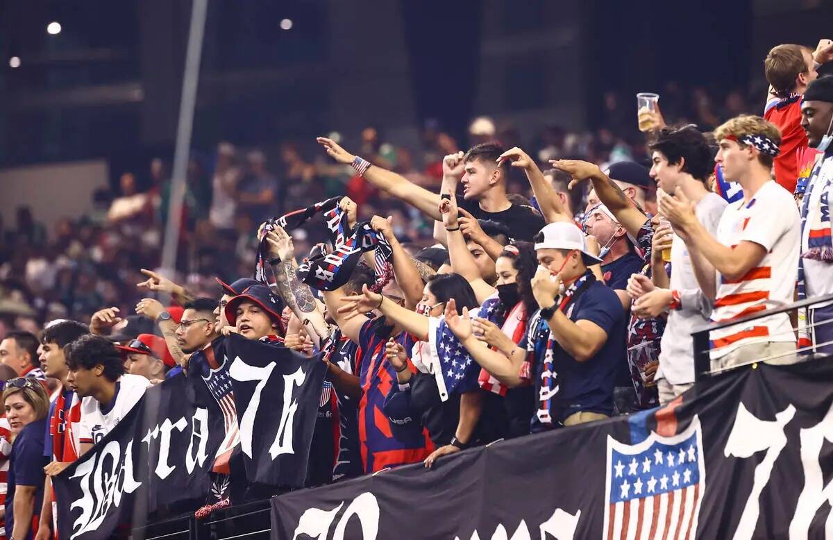 Los aficionados de Estados Unidos animan durante la primera parte del partido de fútbol de la ...