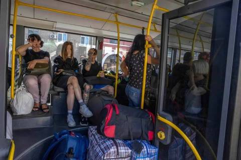 La gente espera en un autobús de evacuación, en Kramatorsk, este de Ucrania, el martes 19 de ...