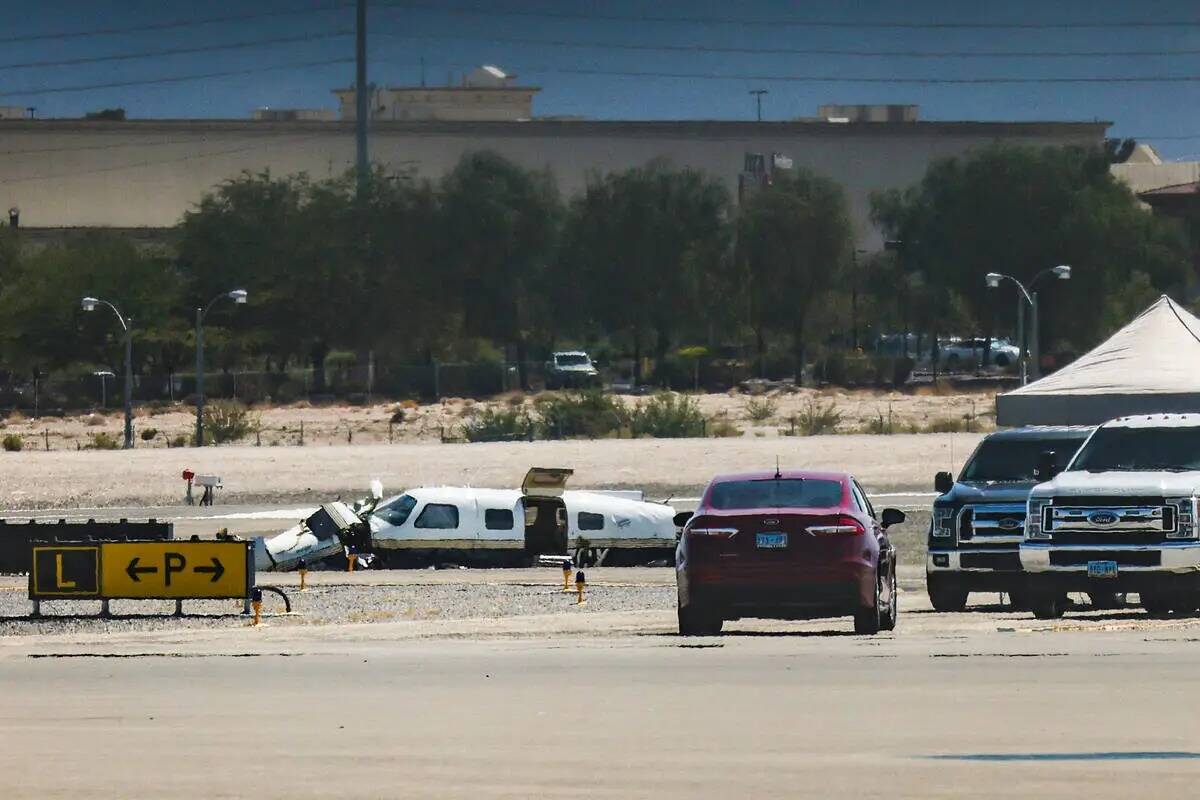 La escena de un accidente aéreo en el aeropuerto de North Las Vegas, en North Las Vegas, el do ...