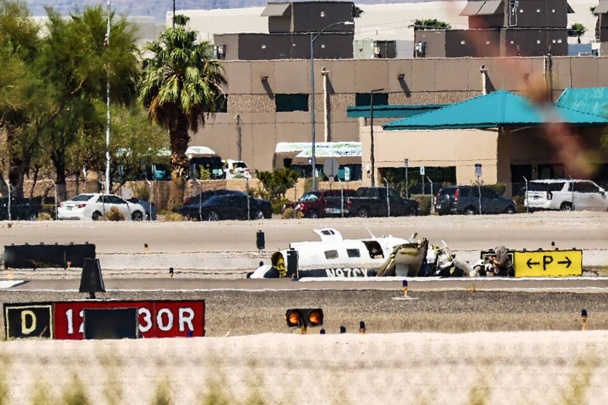 La escena de un accidente aéreo en el aeropuerto de North Las Vegas, en North Las Vegas, el do ...