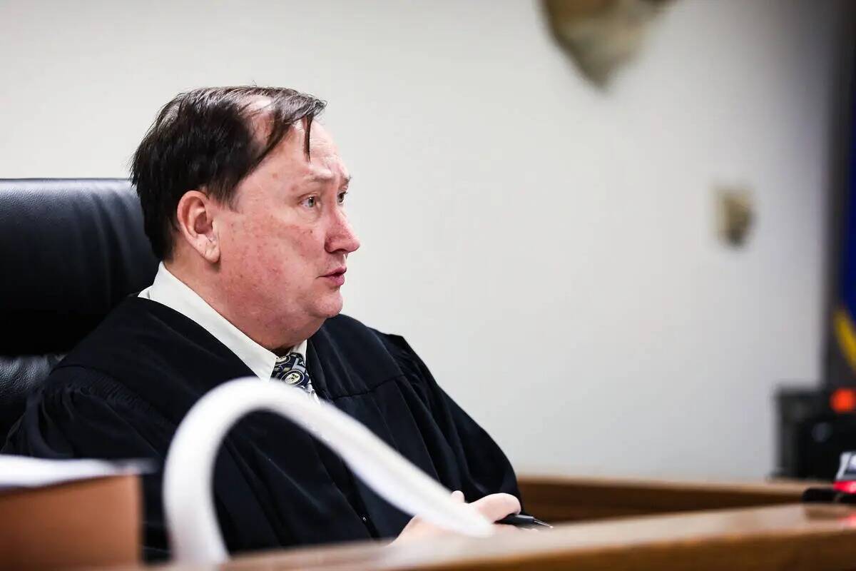 El juez de distrito Robert Lane dicta una sentencia de 24 a 60 años de prisión a Tyler Kenned ...