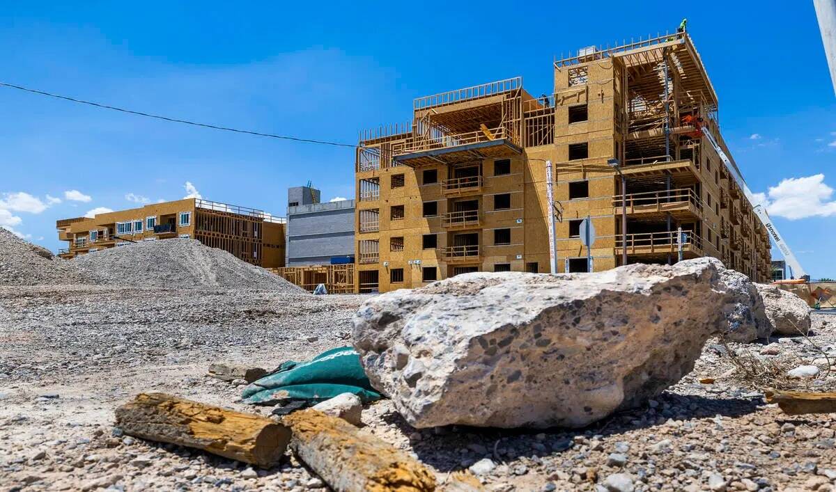 Continúa la construcción de un nuevo edificio de apartamentos junto al actual complejo de apa ...