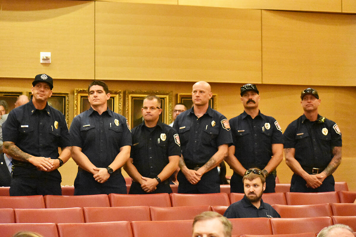 Los profesionales que respondieron a un dantesco incendio en el centro de Las Vegas, fueron rec ...