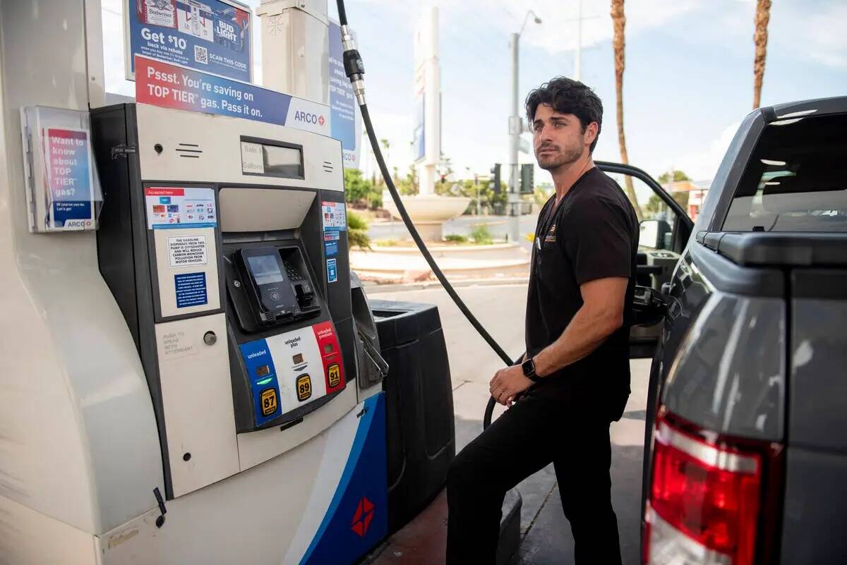 Zachary Kinney carga gasolina en una estación de Arco en West Sahara Ave. el miércoles 20 de ...