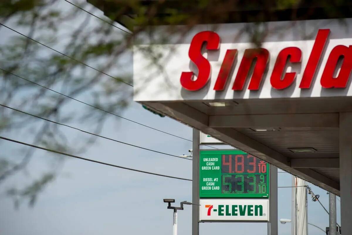 Los precios de la gasolina en una estación de Sinclair en West Flamingo Rd. el miércoles, 20 ...