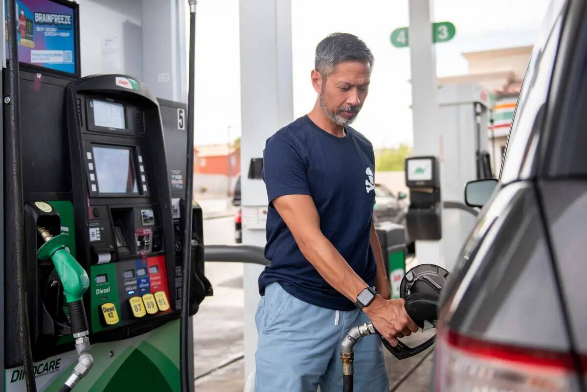 Tony Rodríguez, de San Francisco, California, carga gasolina en una estación Sinclair en Sout ...