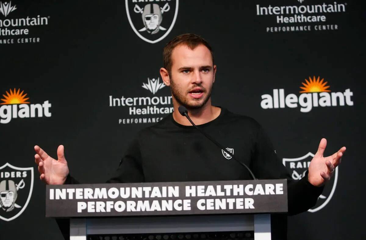 El wide receiver de los Raiders Hunter Renfrow habla durante una rueda de prensa en la sede de ...
