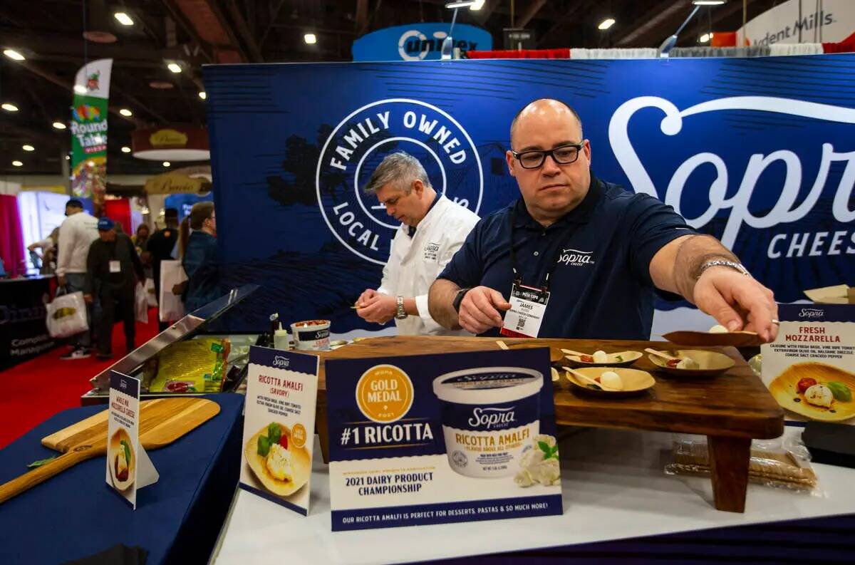 James Russo, director administrativo de Sopra Cheese, sirve muestras durante la International P ...