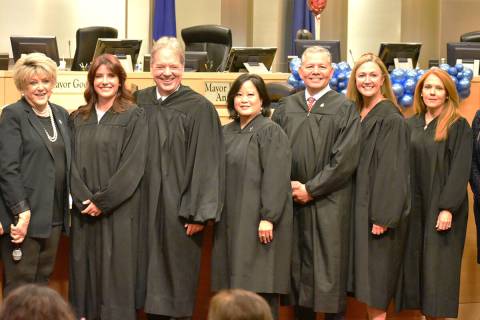 La alcaldesa de Las Vegas, Carolyn Goodman (izquierda), acompaña a los jueces municipales dura ...