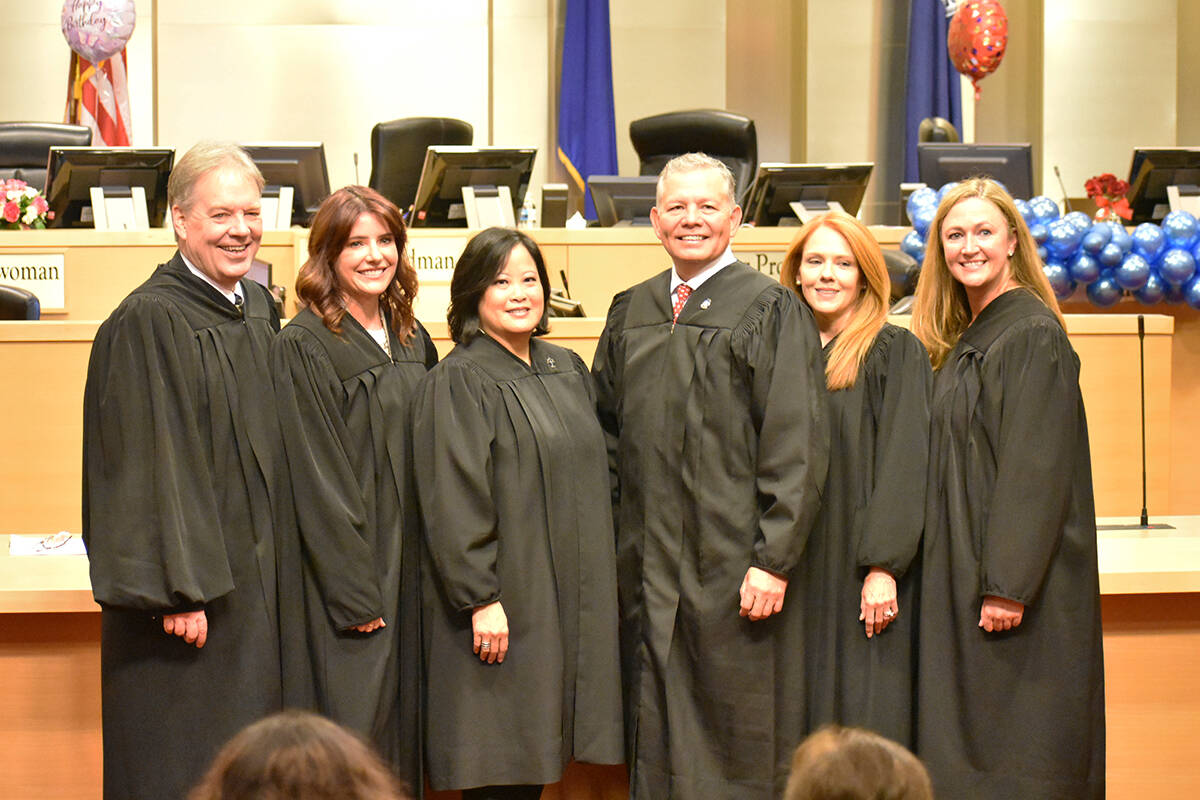 Los jueces municipales de Las Vegas posan para un retrato después de la ceremonia de juramenta ...