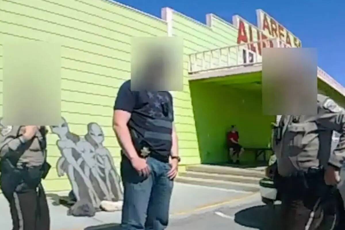 Agentes del Condado Nye interrogan a Tyler Kennedy en un video de la cámara corporal menos de ...