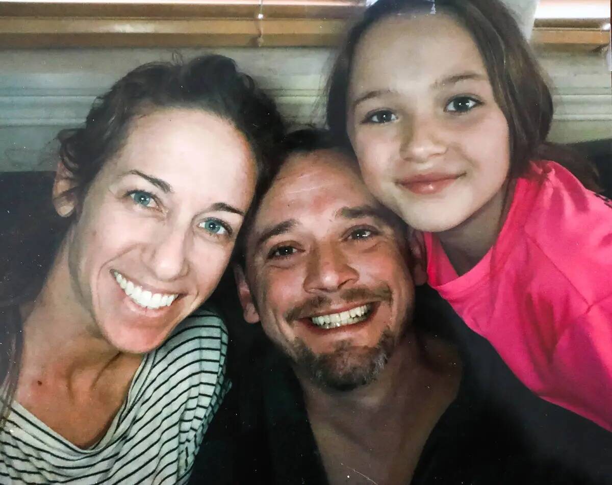 Una foto de Michael Durmeier, en el centro, su hija Georgia Durmeier, de 12 años, a la derecha ...