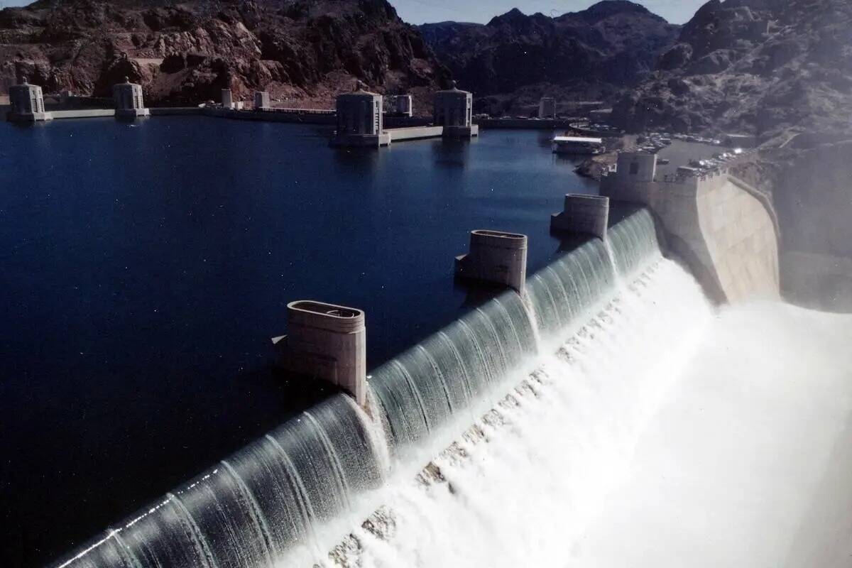 Esta foto, tomada el 22 de julio de 1983, muestra el desagüe de Nevada en la Presa Hoover. (Of ...