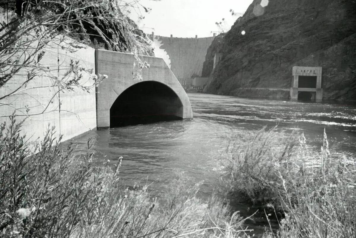 El túnel de media milla de largo en el lado de Nevada del río Colorado, al sur de la Presa Ho ...