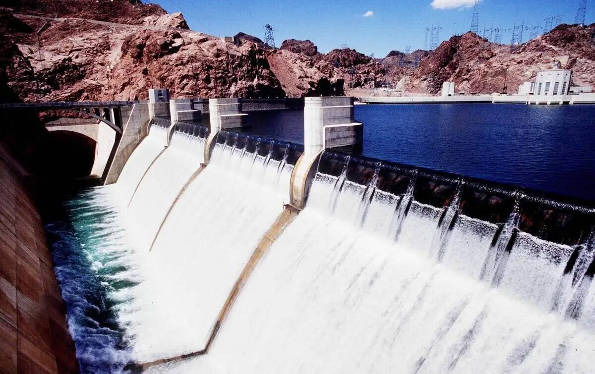 El desagüe del lado de Arizona de la Presa Hoover se ve mientras el agua fluye en otoño de 19 ...