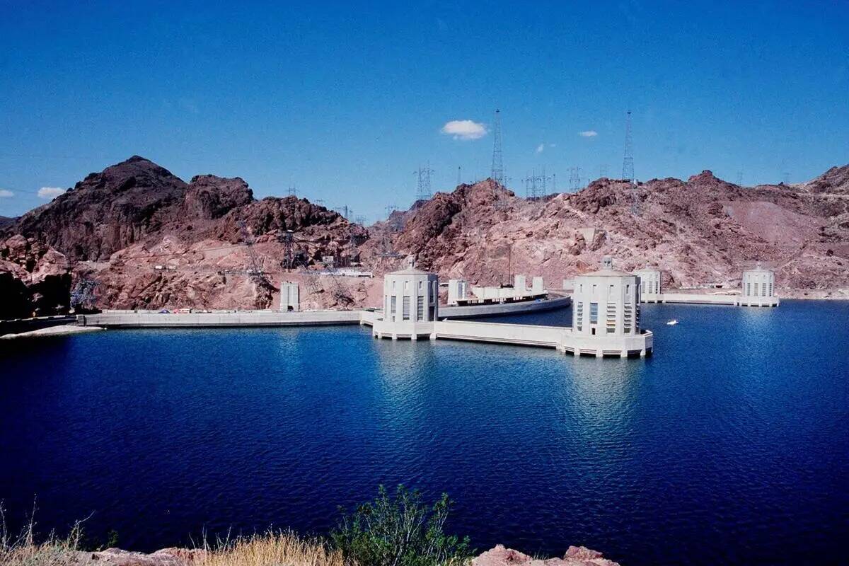 La Presa Hoover y el lago Mead se ven desde el lado de Arizona en otoño de 1983. (Las Vegas Re ...