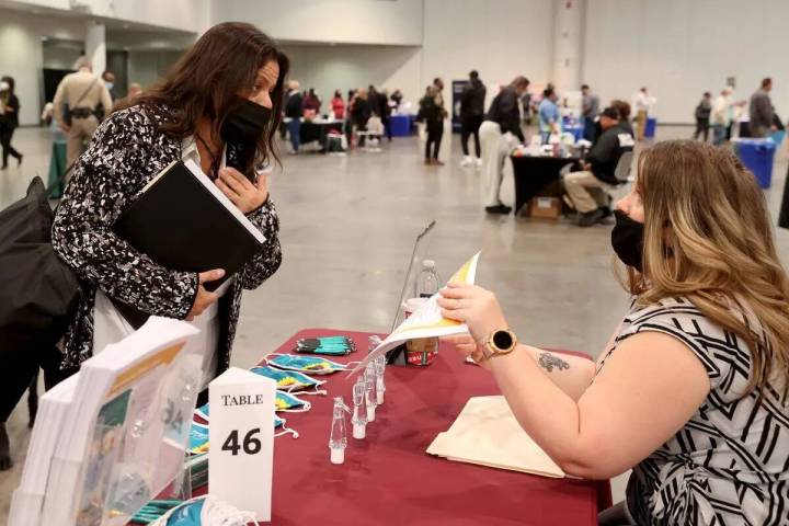 AnneMarie Lerate de North Las Vegas, que busca empleo, a la izquierda, habla con Amber Whitney ...