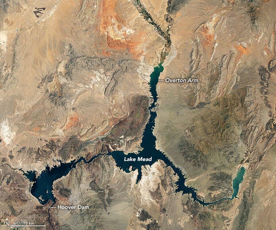 Una foto muestra el Lago Mead a principios de julio de 2022. (Observatorio de la Tierra de la NASA)