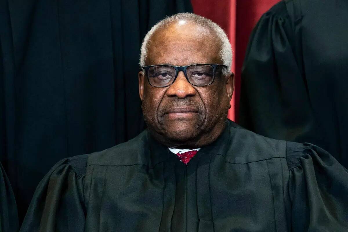 ARCHIVO - El juez del Tribunal Supremo Clarence Thomas se sienta durante una foto grupal en el ...