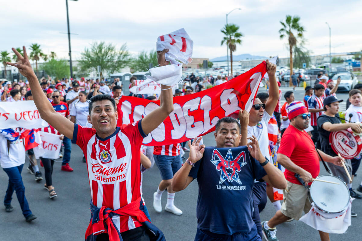 Aficionados a Chivas del Guadalajara caminan hacia el Allegiant Stadium de cara al partido cont ...