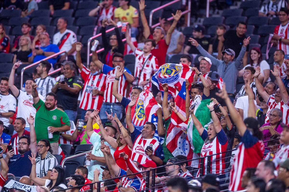 Aficionados de Chivas apoyan al equipo mexicano durante partido contra Juventus en el Allegiant ...