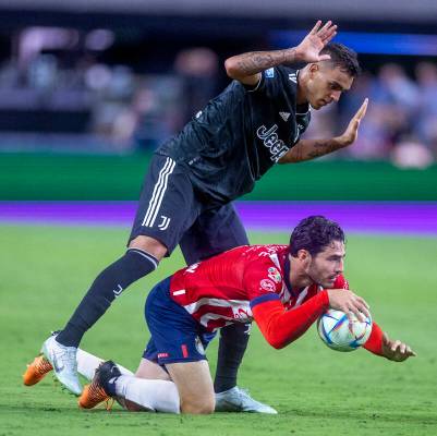 Antonio Briseño (4), defensa de Chivas de Guadalajara, cae sobre el balón debajo del delanter ...
