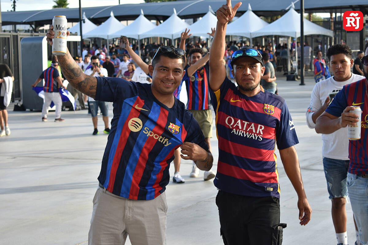 Aficionados de Barcelona llegan al Allegiant Stadium de Las Vegas para presenciar un partido de ...