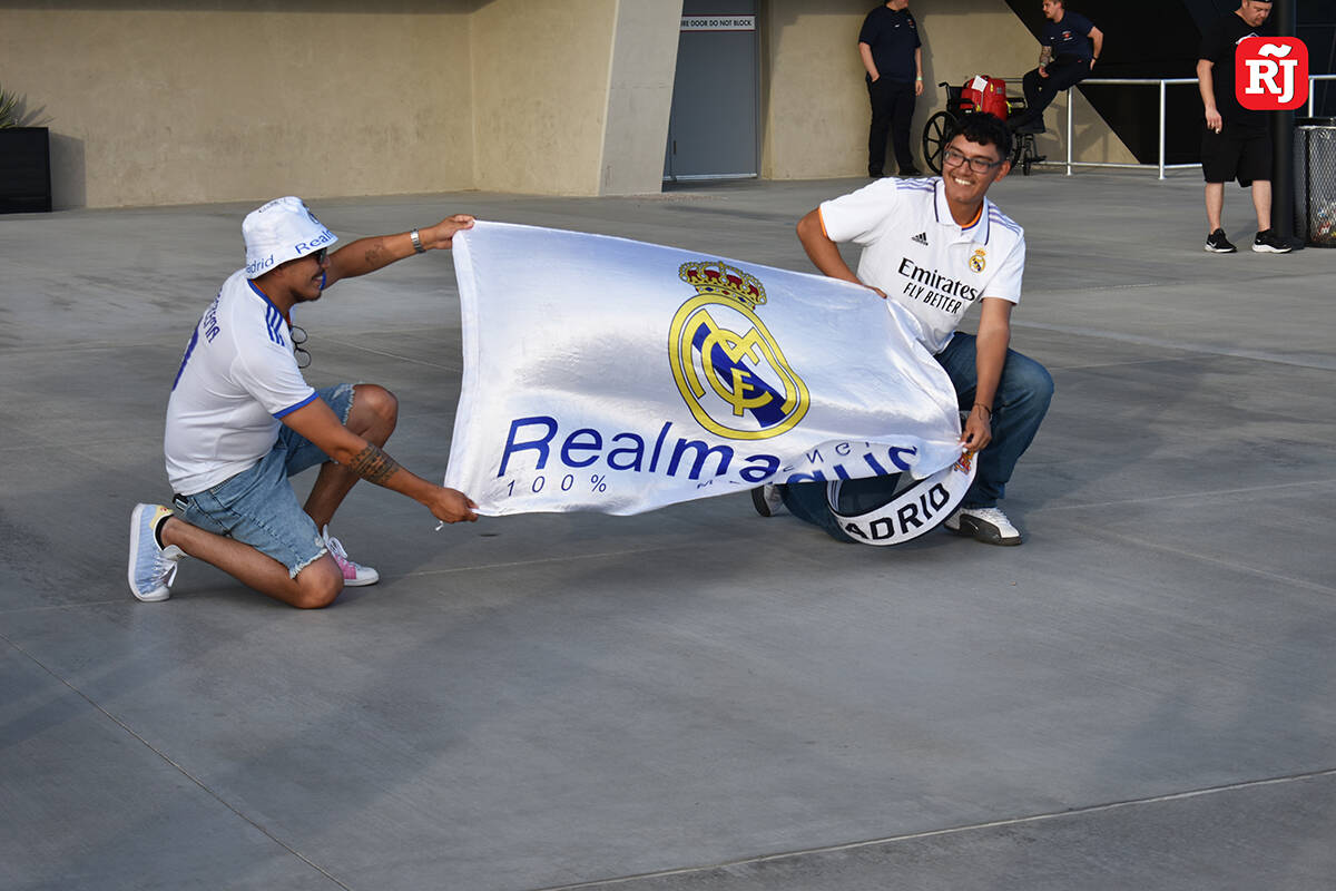Aficionados de Real Madrid llegan al Allegiant Stadium de Las Vegas para presenciar un partido ...