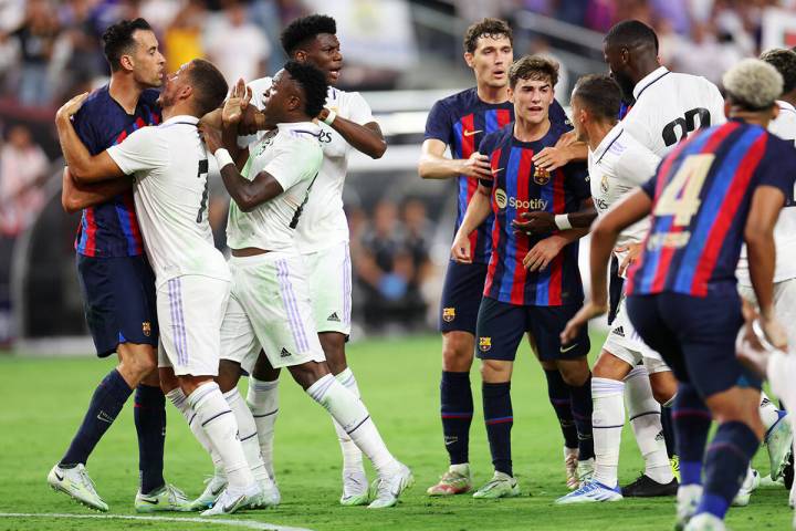 Jugadores de Barcelona y Real Madrid se enfrentan en la primera mitad durante un partido de fú ...