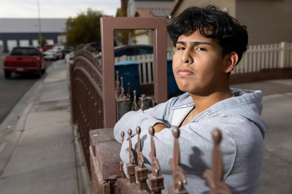 Jordy Cruz, de 15 años, estudiante de segundo año de Mojave High School, posa para un retrato ...