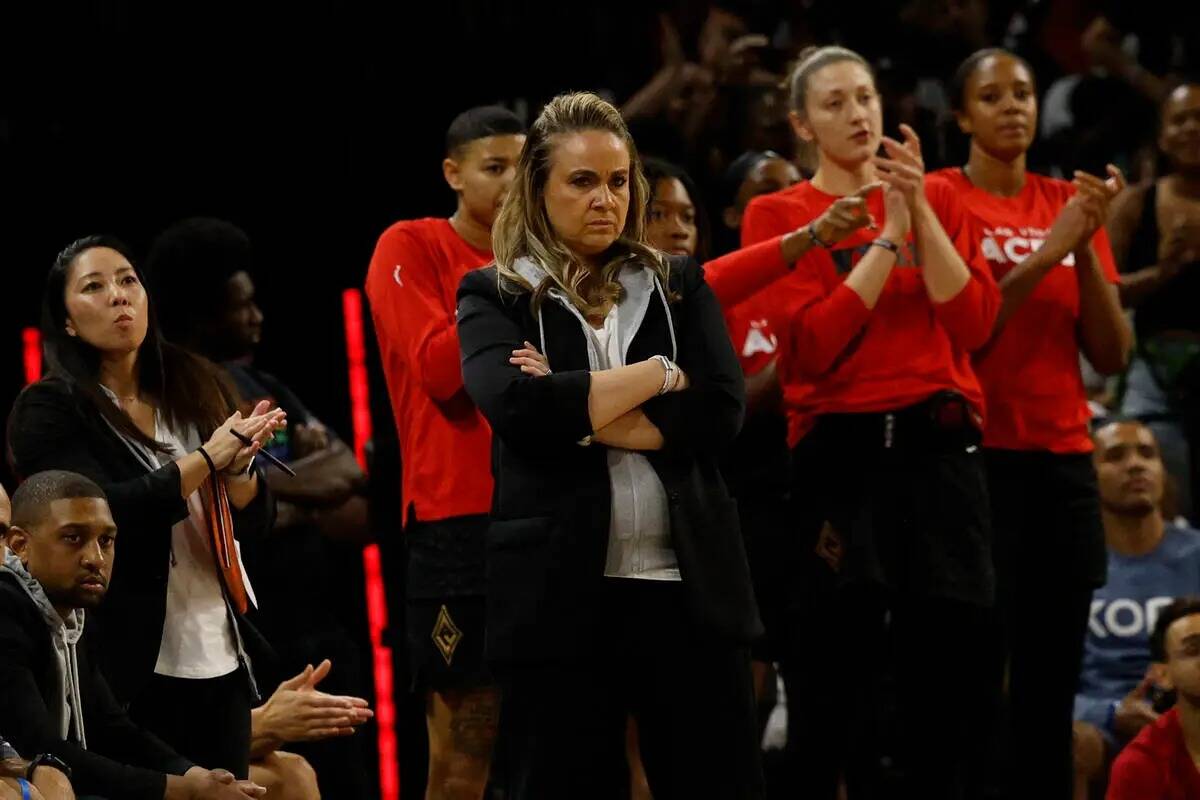 La entrenadora de Las Vegas Aces, Becky Hammon, en el centro, observa a sus jugadoras durante e ...
