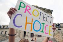 ARCHIVO.- Una partidaria del derecho al aborto protesta en el Capitolio de Mississippi el 28 de ...