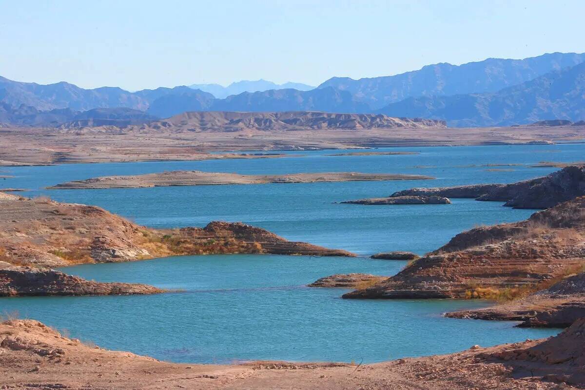 El bajo nivel de agua en el Lago Mead, cerca de la Bahía de Las Vegas, se muestra en el Área ...