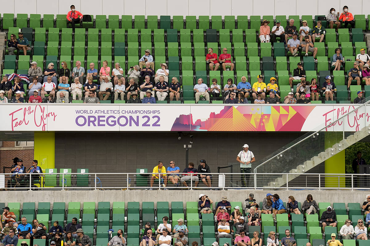 Los fanáticos miran durante el Campeonato Mundial de Atletismo el viernes 22 de julio de 2022 ...