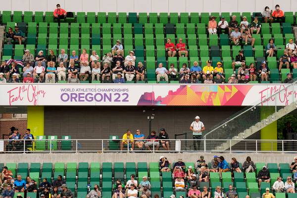 Los fanáticos miran durante el Campeonato Mundial de Atletismo el viernes 22 de julio de 2022 ...
