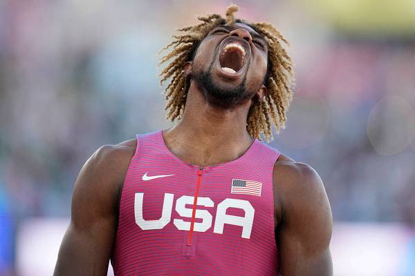 Noah Lyles, de los Estados Unidos, reacciona después de ganar una final en la carrera de 200 m ...