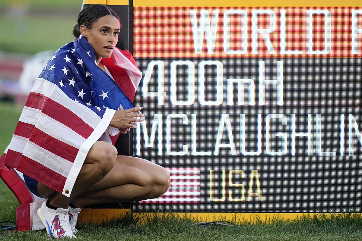 Sydney Mclaughlin, de Estados Unidos, gana la final de relevos de 4x400 metros femeninos en el ...