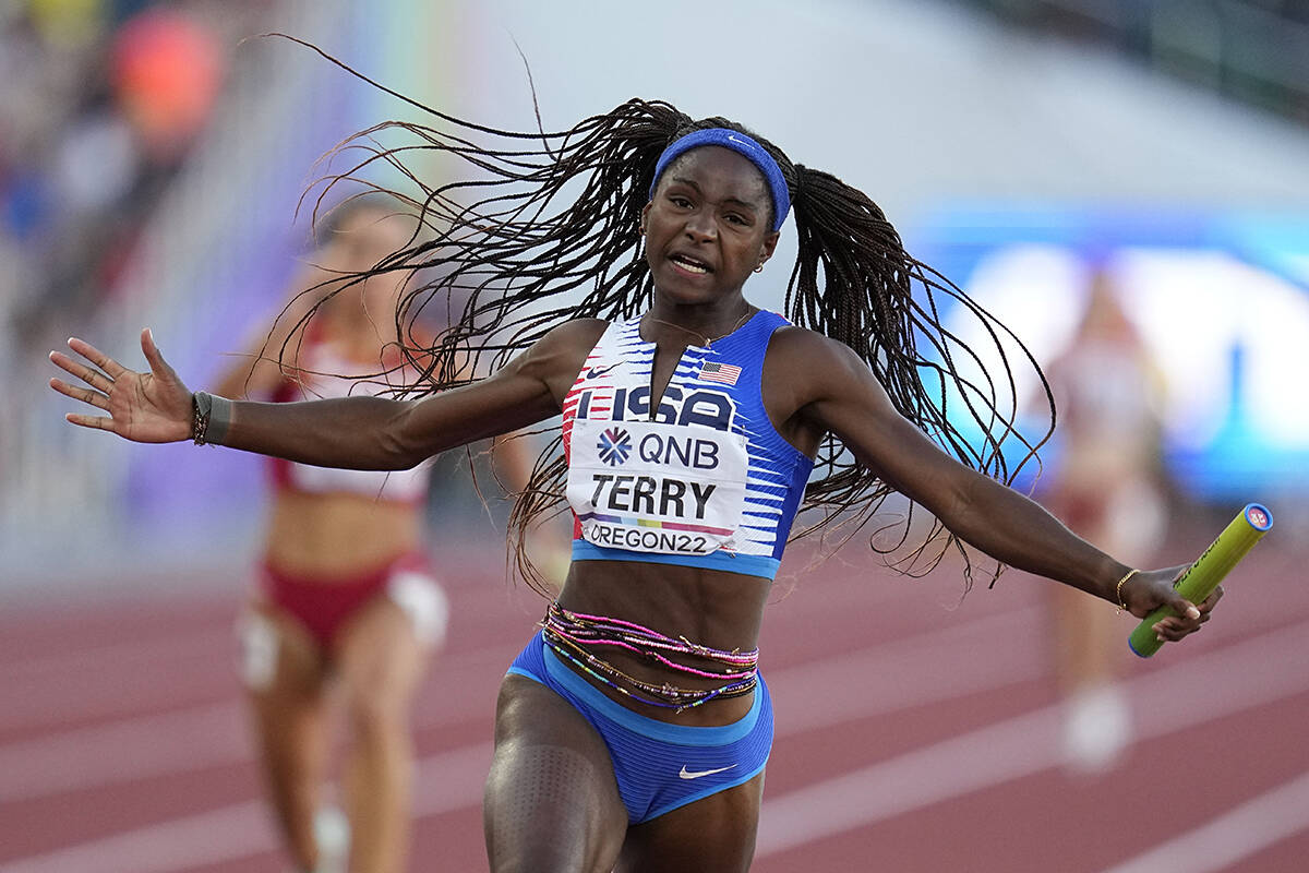 Twanisha Terry, de Estados Unidos, gana la final en el relevo femenino de 4x100 metros en el Ca ...