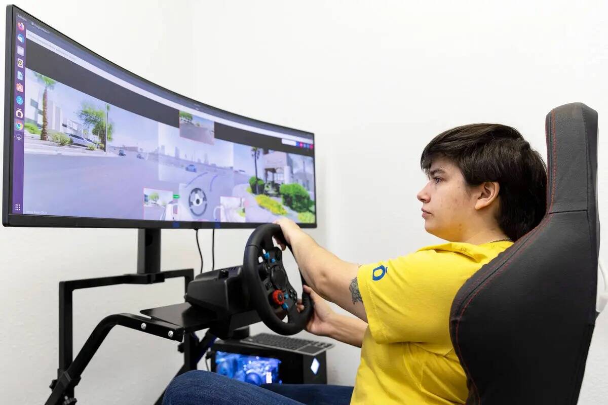 La piloto de coches remotos Antonella Siracusa-Rosa hace una demostración de conducción de un ...