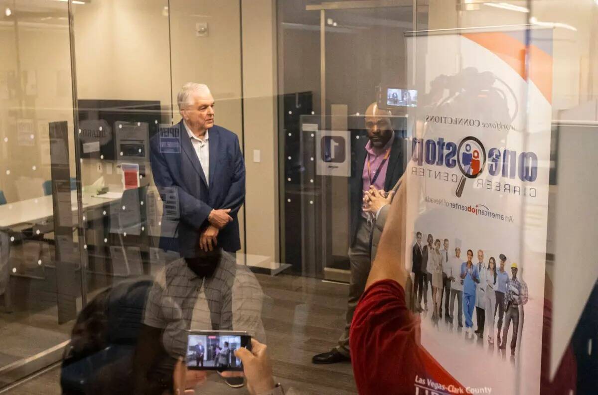 El gobernador Steve Sisolak visita una sucursal del One-Stop Career Center conectado a la Bibli ...