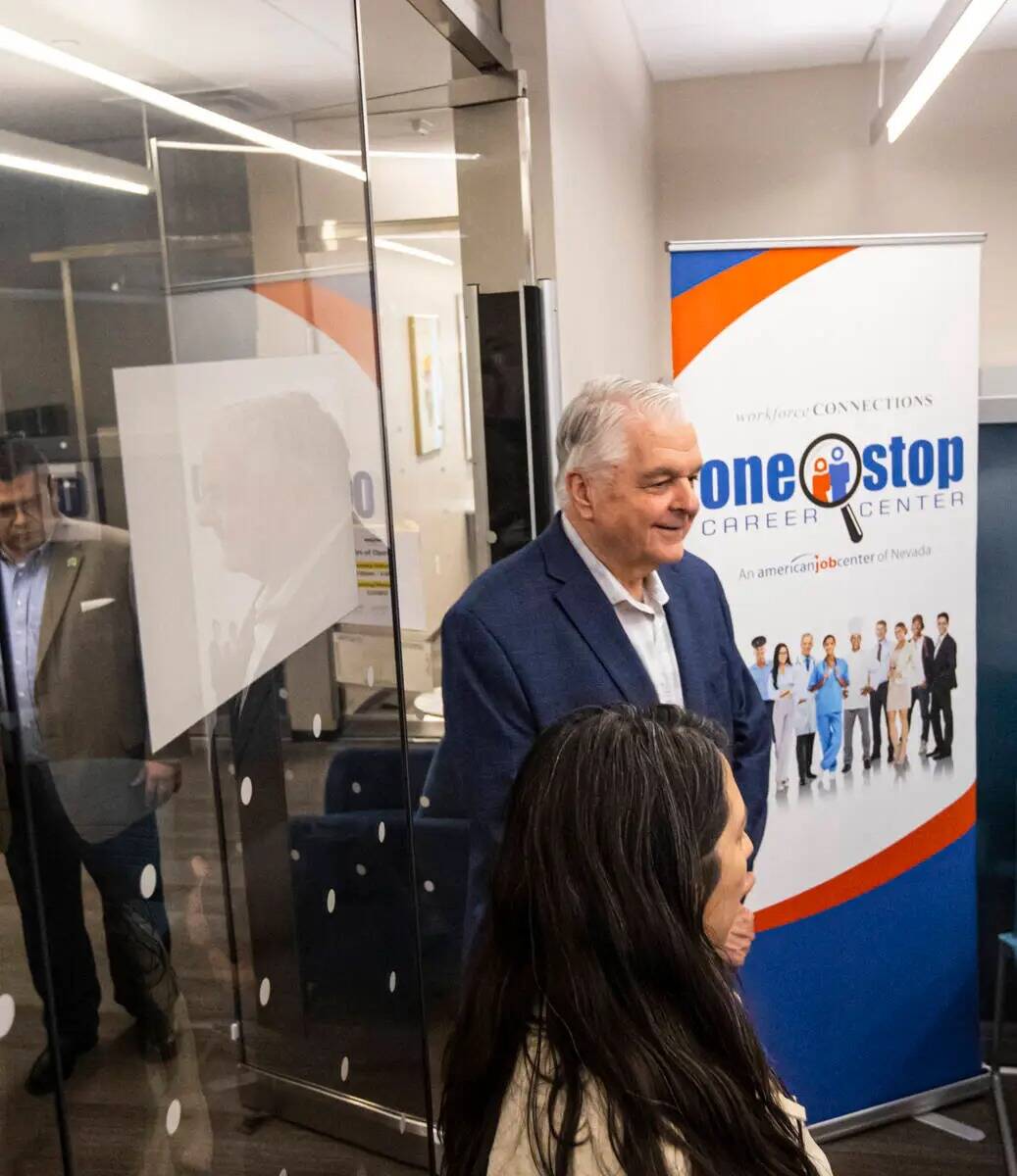 El gobernador Steve Sisolak visita una sucursal del One-Stop Career Center conectado a la Bibli ...
