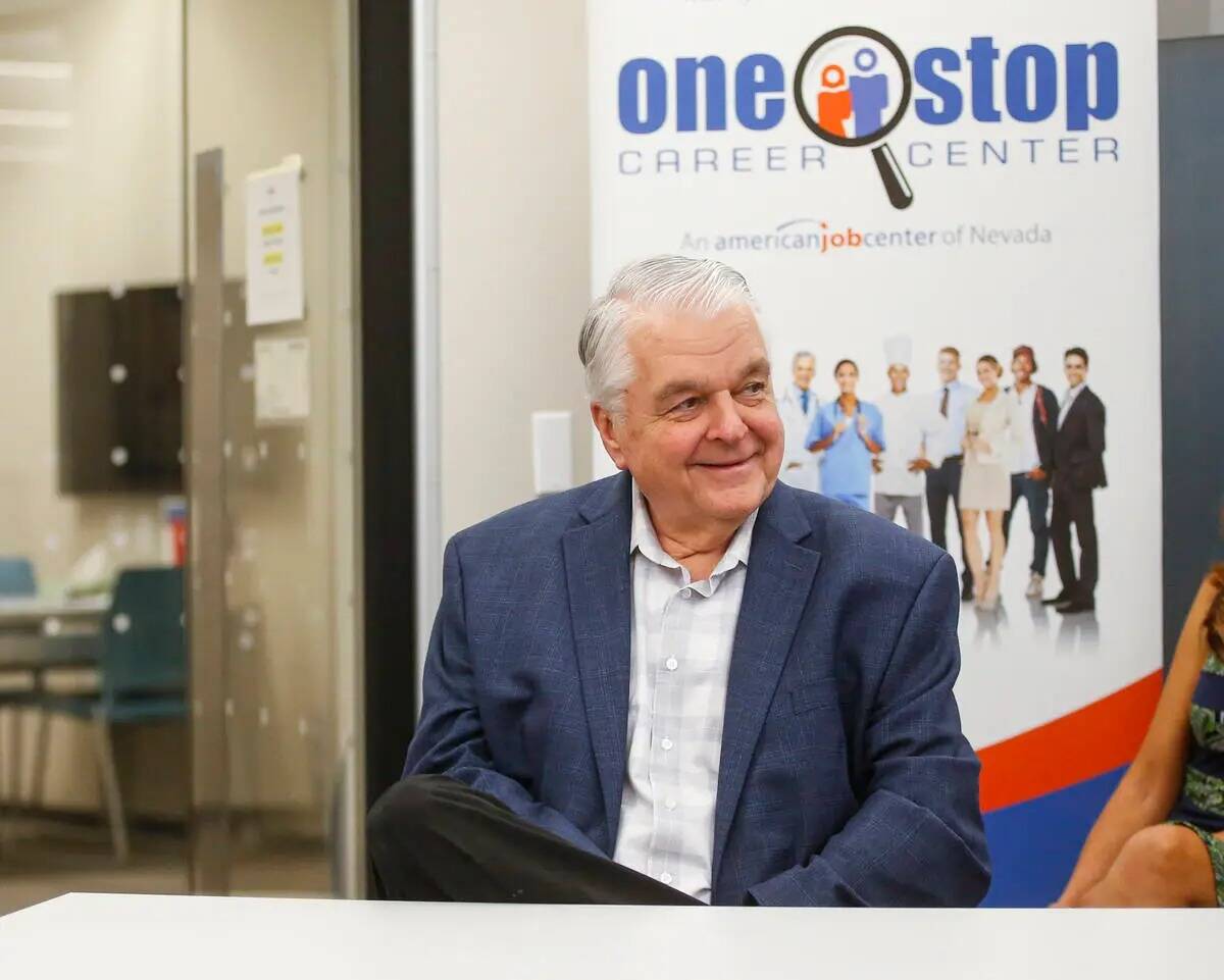 El gobernador Steve Sisolak visita una sucursal del One-Stop Career Center conectado a la Bibli ...