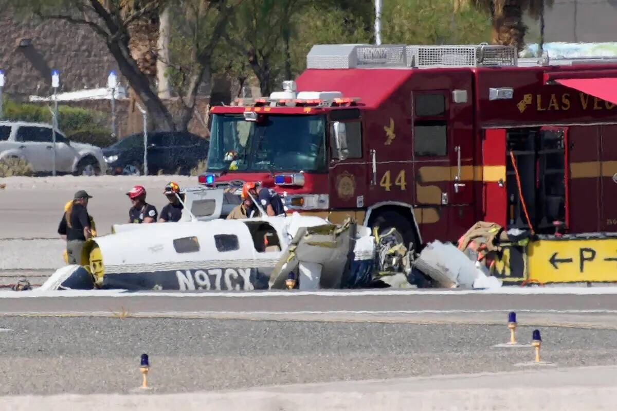 Las autoridades investigan los restos de una avioneta en el sitio de un accidente mortal en el ...