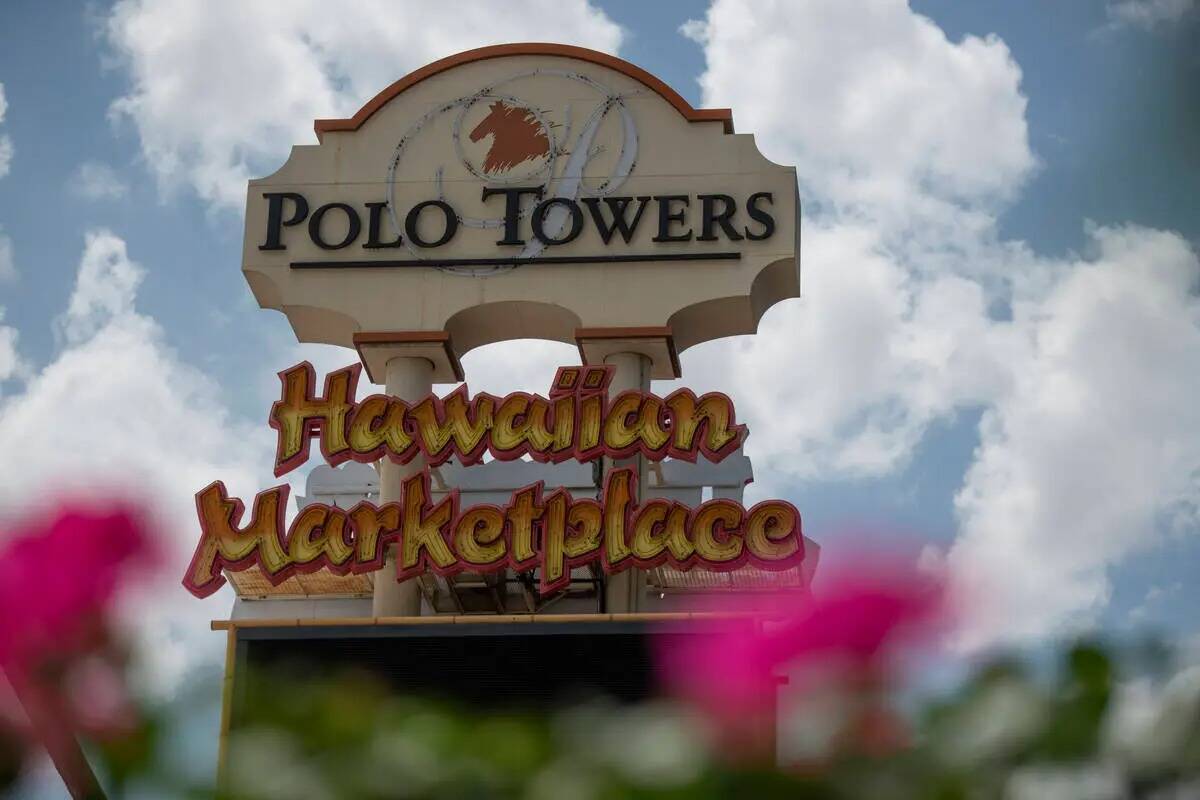El Hawaiian Marketplace cerrado en Las Vegas Boulevard el lunes 25 de julio de 2022, en Las Veg ...