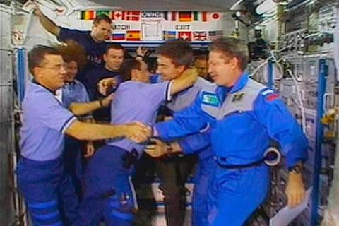 ARCHIVO - El astronauta James Voss, a la izquierda, estrecha la mano del astronauta Bill Shephe ...
