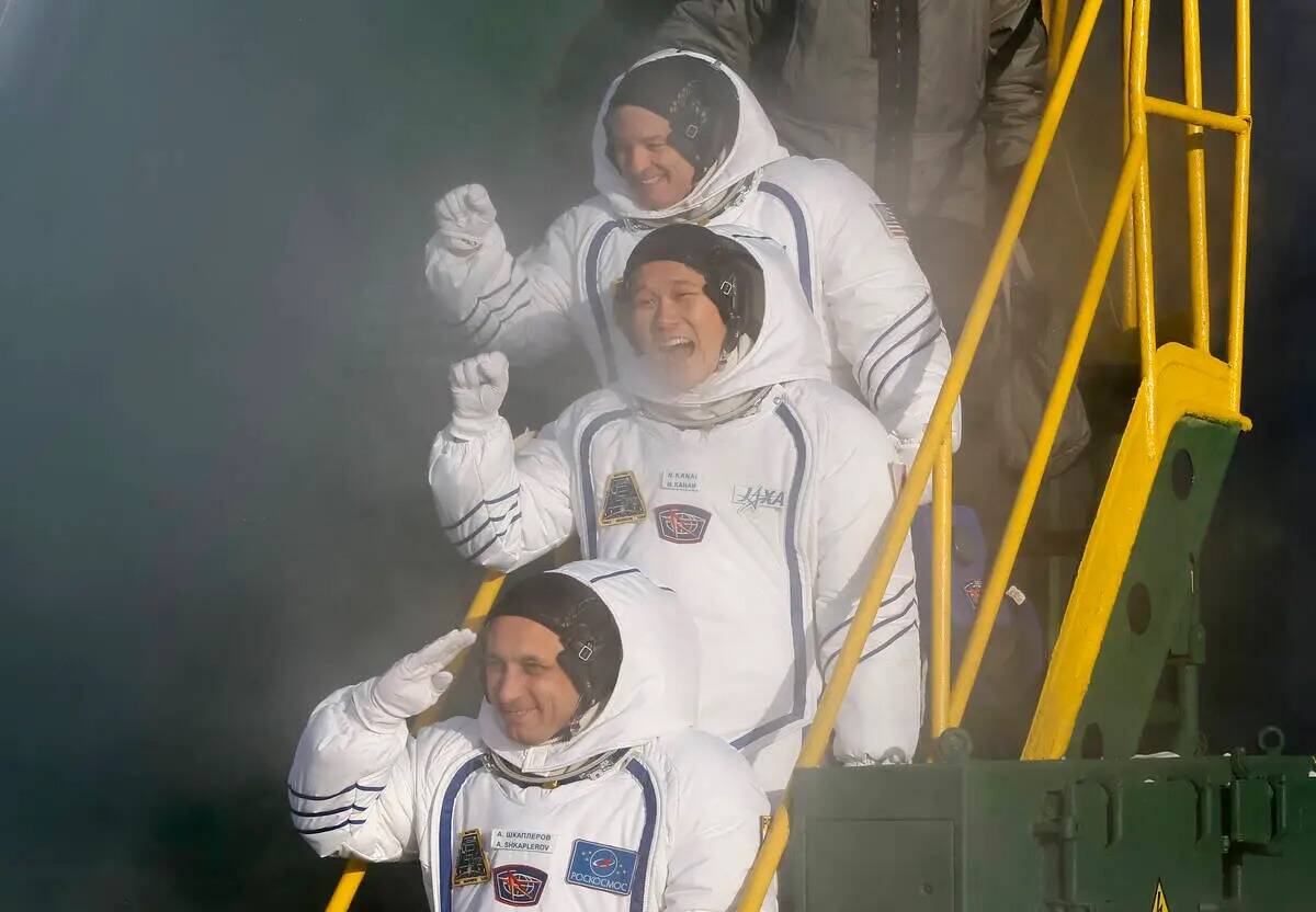 ARCHIVO - El cosmonauta ruso Anton Shkaplerov, abajo, el astronauta estadounidense Scott Tingle ...