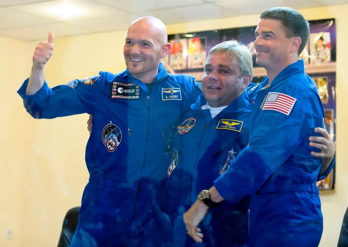 ARCHIVO - El astronauta de la Agencia Espacial Europea Alexander Gerst, a la izquierda, el cosm ...