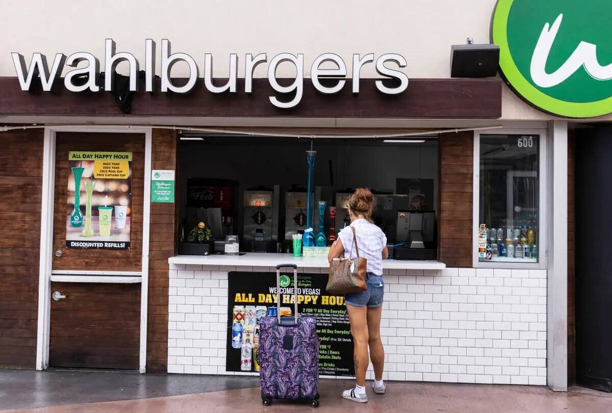 El restaurante Wahlburgers el martes 26 de julio de 2022, en el Strip de Las Vegas. (Bizuayehu ...