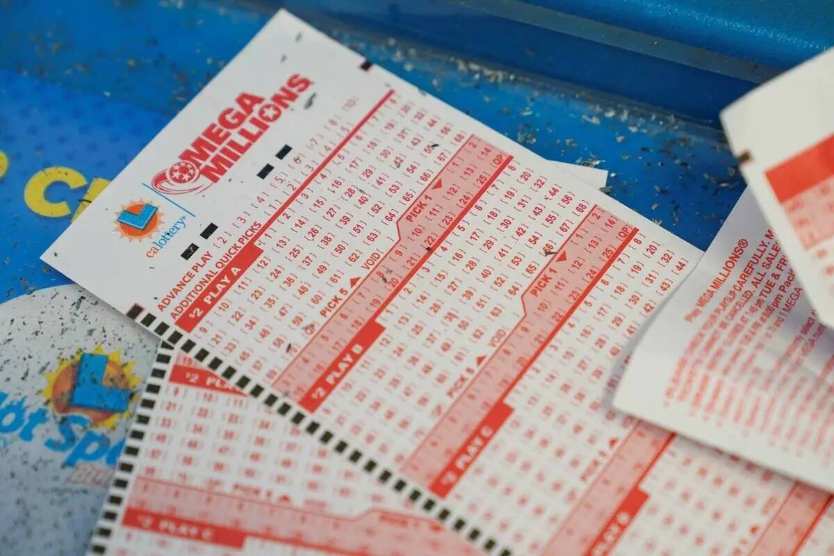 En una tienda 7-Eleven de Oakland, California, se pueden ver boletos de lotería sin usar, el m ...