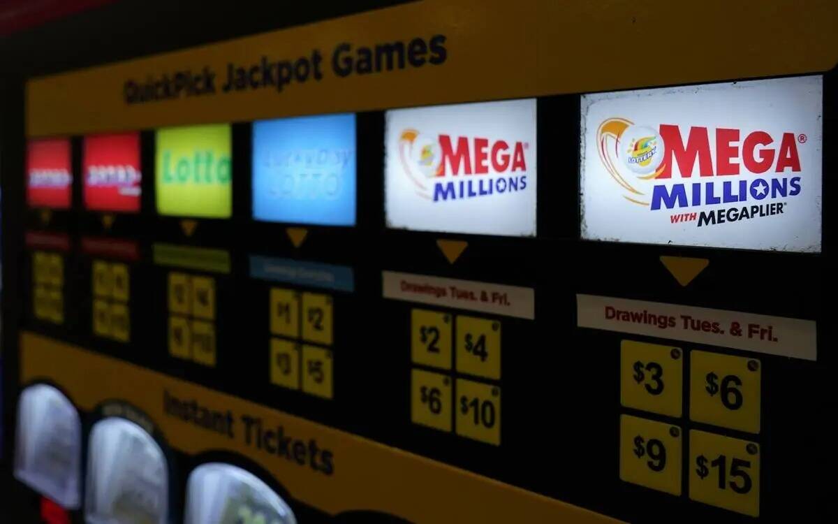Una máquina expendedora de boletos de lotería en una tienda el 21 de julio de 2022, en Northb ...